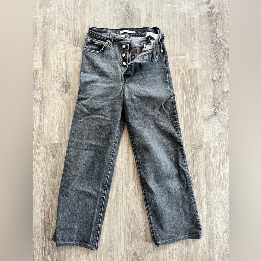 Ribcage Levis size 25, fits like 24